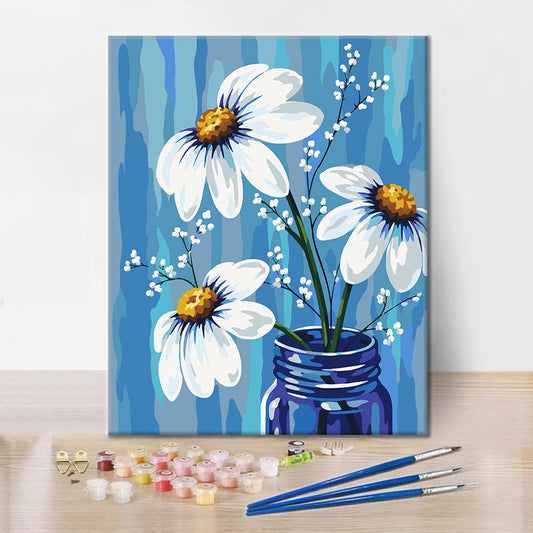 Marguerites blanches dans un vase bleu – Peinture par numéros