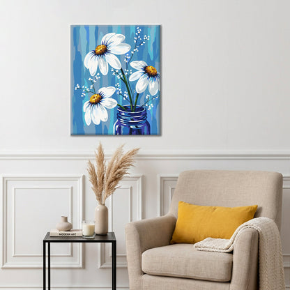 Marguerites blanches dans un vase bleu – Peinture par numéros